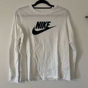 Nike’s women’s sportswear essential logo. Women’s M.